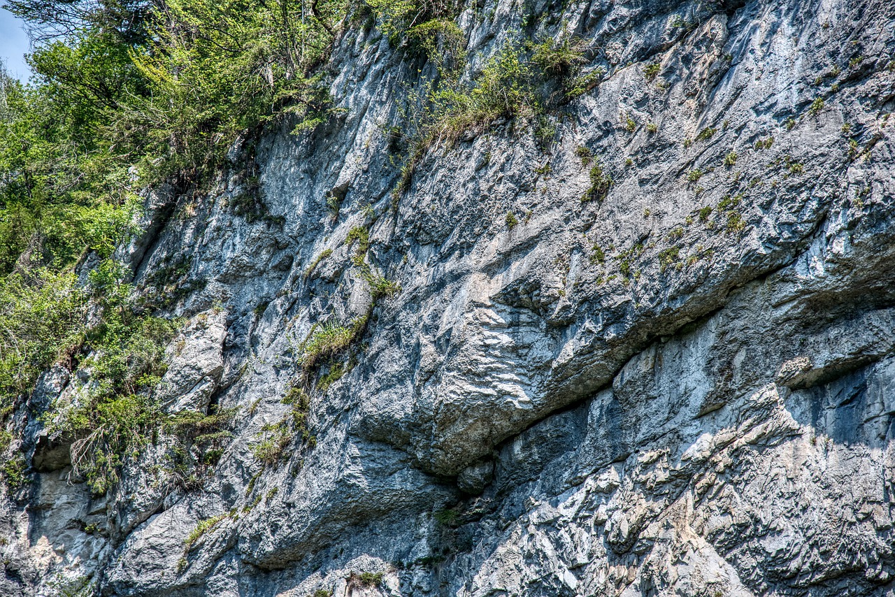 CORTINA: VOLA IN PARETE E SI INFORTUNA